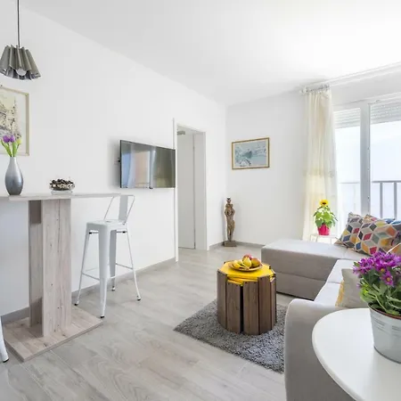 Fm Apartment Split